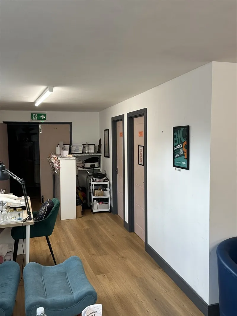 Fresh Hair, Fresh Nails and Fresh Eyes on Your Advert ad space on Spiky Carrot